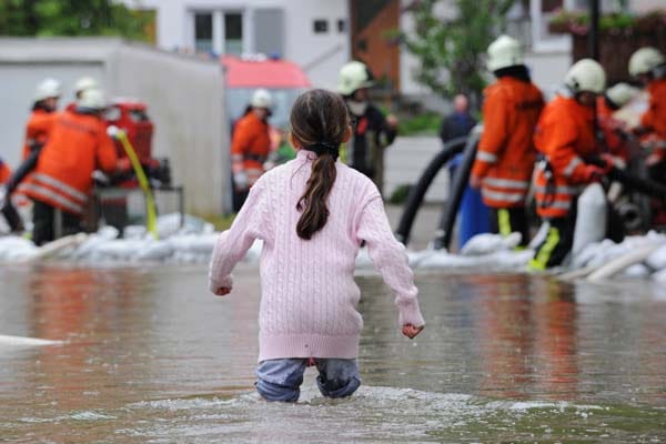Im baden-württembergischen Veringenstadt kämpft sich ein Mädchen durch die gefluteten Straßen der Innenstadt.