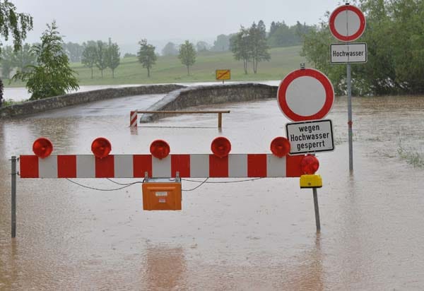Gesperrte Straßen in Mittelfranken: In Ansbach umspült die hochwasserführende Rezat bereits Brücken.