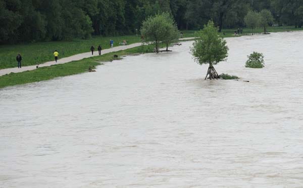In München bekommt man am Uferweg der Isar streckenweise nasse Füße.