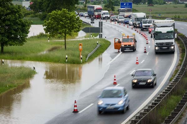 In der gesamten Südosthälfte des Landes sowie in Teilen von Niedersachsen behindert das Hochwasser stellenweise den Verkehr.