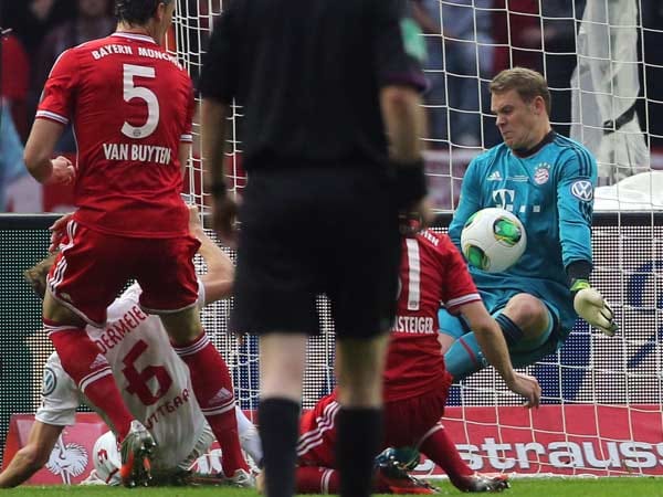Riesenparade von Manuel Neuer: Der Nationaltorhüter muss in den ersten zwanzig Minuten mehrfach für die Bayern retten.