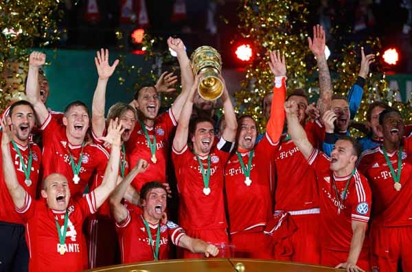 So sehen Sieger aus: Der FC Bayern München sichert sich zum 16. Mal den DFB-Pokal in der Vereinsgeschichte und schreibt mit dem Triple aus Meisterschaft, Champions League und Pokal Geschichte.