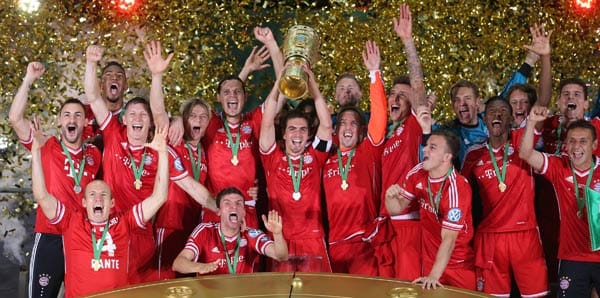 "Da ist das Ding!" würde Ex-Keeper Oliver Kahn jetzt sagen. Bayern-Kapitän Philipp Lahm stemmt den Pokal unter großem Jubel seiner Mitspieler in den Berliner Nachthimmel.