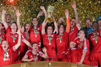 "Da ist das Ding!" würde Ex-Keeper Oliver Kahn jetzt sagen. Bayern-Kapitän Philipp Lahm stemmt den Pokal unter großem Jubel seiner Mitspieler in den Berliner Nachthimmel.