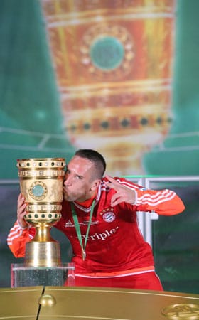 Von Franck Ribéry gibt's erst ein Küsschen für den Pokal...