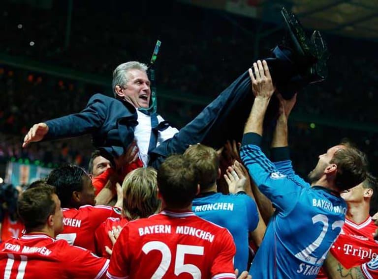 Und dann geht's ab in die Luft. Die versammelte Bayern-Mannschaft lässt ihren scheidenden Coach hochleben.