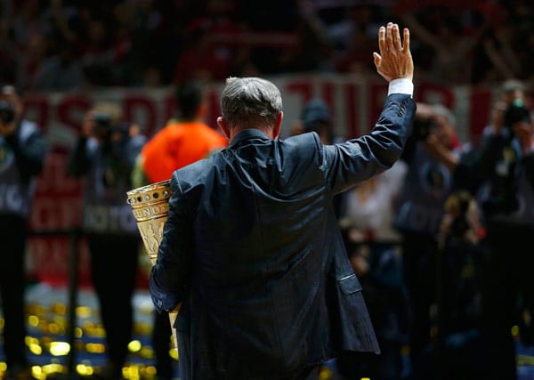 Eine Geste des Abschieds. Mit den Pokal in der Hand tritt der "Don" von der Bayern-Bühne ab. Noch ist unklar, ob sich Heynckes auch ganz vom Fußball verabschiedet.