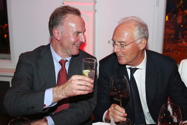 Zwei alte Herren lassen den Abend in aller Gemütlichkeit ausklingen: Franz Beckenbauer (re.) und Karl-Heinz Rummenigge.