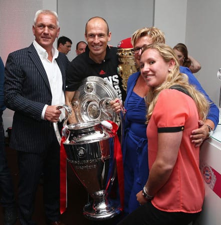 Arjen Robben hat sich die drei Pokale kurzerhand für ein Familienfoto ausgeliehen.