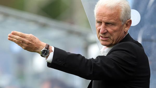 In der legendären Wutrede von 1998 verschaffte Ex-Bayern-Trainer Giovanni Trappatoni seinem Ärger Luft: "Ein Trainer ist nicht ein Idiot! Ein Trainer sehen was passieren in Platz. In diese Spiel es waren zwei, drei oder vier Spieler, die waren schwach wie eine Flasche leer! (...) Ich habe immer die Schulde über diese Spieler. Einer ist Mario, einer, ein anderer ist Mehmet! Strunz dagegen egal, hat nur gespielt 25 Prozent diese Spiel! Ich habe fertig!"