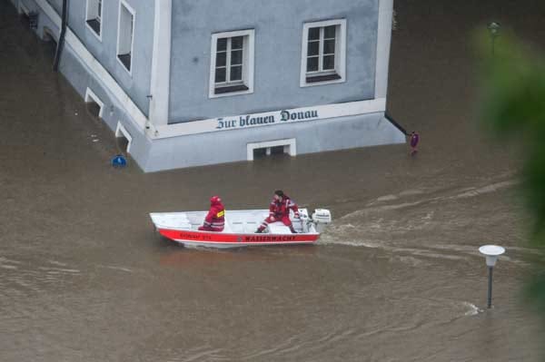 In Passau war die Wasserwacht mit dem Boot in der Altstadt unterwegs.