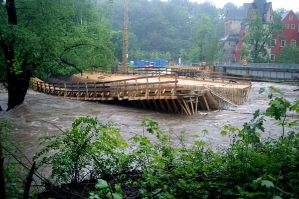 Im sächsischen Hartenstein brachen die Verschalungen eines Brückenneubaus in den Fluten der Mulde weg.