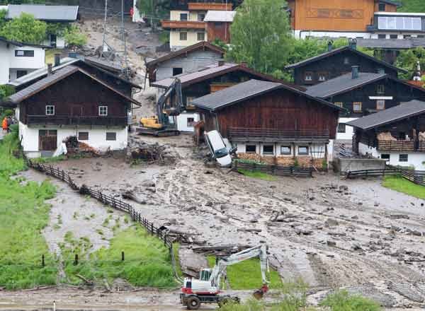 Auch im Ausland herrscht Katastrophenalarm: Im österreichischen Ort Taxenbach hat eine Matschlawine großen Schaden angerichtet.
