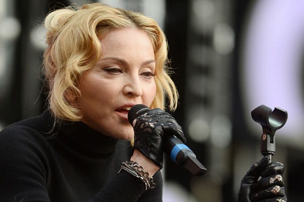 Madonna mit seltsam entstelltem Gesicht beim "Sound of Change"-Konzert in London.