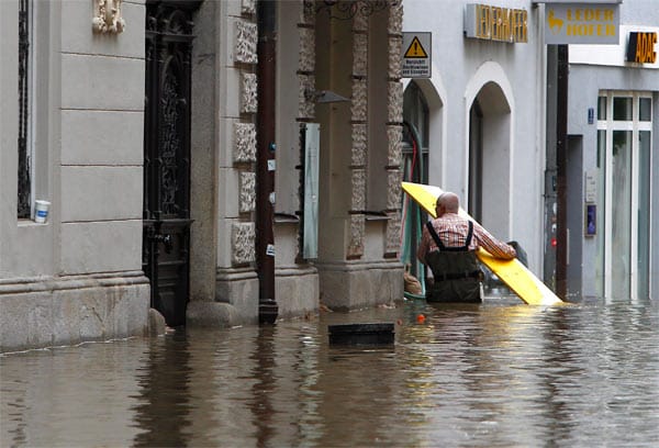 Das Wasser in Passaus Straßen stand hüfthoch - Ladenbesitzer versuchten zu retten, was noch zu retten ist.