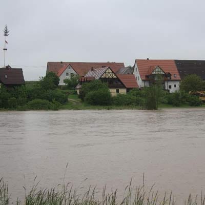 Auch die bayerische Altmühl tritt bei Leutershausen über die Ufer.