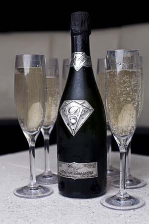 In der Flasche selber befindet sich der "Goût de Diamants Champagne". Auch dieser ist nicht irgendein Tropfen, sondern der Gewinner des "Champagne Best Taste Award 2012". Hier erhielt er 81 von 100 Punkten.