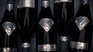 Der "Taste of Diamonds" ist ein Champagner aus dem Hause Goût de Diamants und ist vermutlich der teuerste Champagner der Welt.