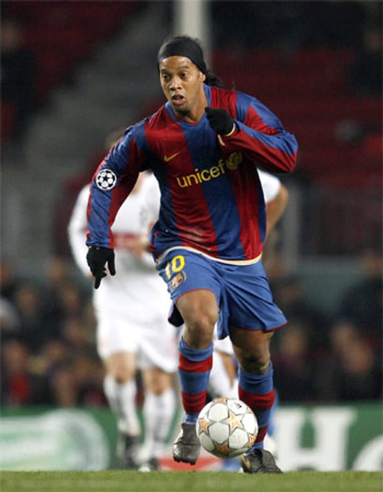 Ronaldo de Assis Moreira, kurz: Ronaldinho. Ein Stürmer, der nicht nur Tore schießt, sondern auch brillanter Passgeber. Er galt zwischenzeitlich als der beste Spieler der Welt. Seine Bilanz bei Barcelona: 145 Spiele, 71 Tore.
