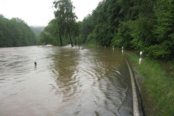 Das Hochwasser hat auch Sachsen fest im Griff: Diese Straße nach Mittweida ist kaum noch als solche zu erkennen.