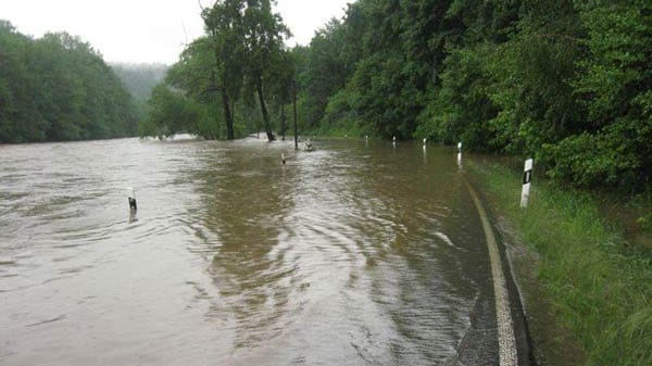 Das Hochwasser hat auch Sachsen fest im Griff: Diese Straße nach Mittweida ist kaum noch als solche zu erkennen.