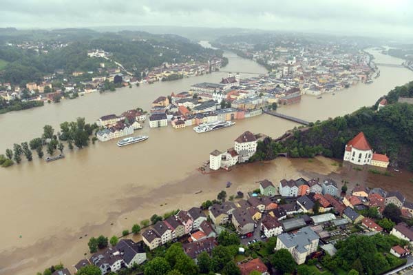 Ein Bild des Schreckens: Gleich drei Hochwasser tragende Flüsse ergießen sich über Passau