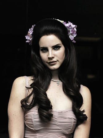 Die US-Sängerin Lana Del Rey ist ein Modevorbild: Ihre blumigen Haarreifen gelten als großer Trend in diesem Sommer.
