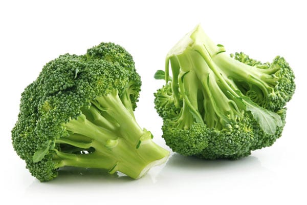 Brokkoli: er ist reich an Carotinoiden und Polyphenolen. Diese sekundären Pflanzenstoffe schützen die Zellen vor Krebs.