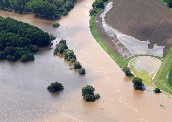 Die Saale lässt auch den Pegelstand der Elbe bei Barby in Sachsen-Anhalt steigen. Dort kam am Donnerstag ein freiwilliger Helfer beim Befüllen von Sandsäcken ums Leben.