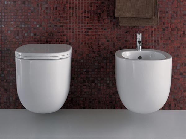 Auch wenn sich das WC immer öfter in einem Extra-Raum befindet, ins Abseits rückt es dadurch nicht. Wand-WC und Wand-Bidet bieten dank der geschlossenen Außenform und neuen Keramik-Oberflächen einen hohen Grad an Reinigungsfreundlichkeit.