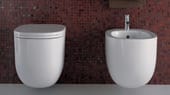 Auch wenn sich das WC immer öfter in einem Extra-Raum befindet, ins Abseits rückt es dadurch nicht. Wand-WC und Wand-Bidet bieten dank der geschlossenen Außenform und neuen Keramik-Oberflächen einen hohen Grad an Reinigungsfreundlichkeit.