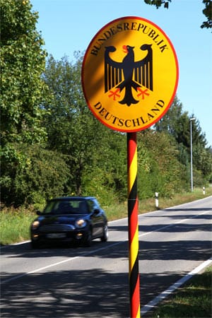 Auch Büsingen bei Schaffhausen, das ganz von der Schweiz umgeben ist, gehört in diese Kategorie, gehört aber zollrechtlich zur Schweiz.