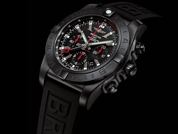 Die Breitling Chronomat GMT Blacksteel. Das automatische Manufakturkaliber 04 erlaubt das Stundenweise Vor- und Zurückstellen der Ortszeit in Stundenschritten.