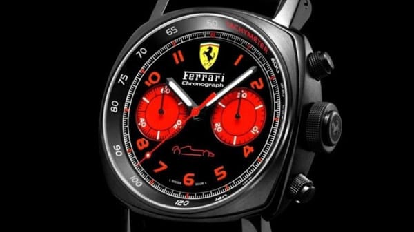 Gleich zu Anfang ein kleiner Wermutstropfen: Einige Modelle werden im schnellen Wechsel der Kollektionen nicht mehr produziert. Sie müssen Sie also von Grossisten oder gebraucht erwerben. Dazu zählt beispielsweise die Ferrari Chronograph Watch In DLC By Panerai. Hier hebt sich das gelbe Ferrari-Logo mit dem sich aufbäumenden Pferd – das Cavallino Rampante - wunderbar ab.