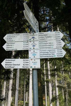 Murgleiter, Anfang der Etappe 5: Wegweiser auf dem Wanderweg im Schwarzwald.