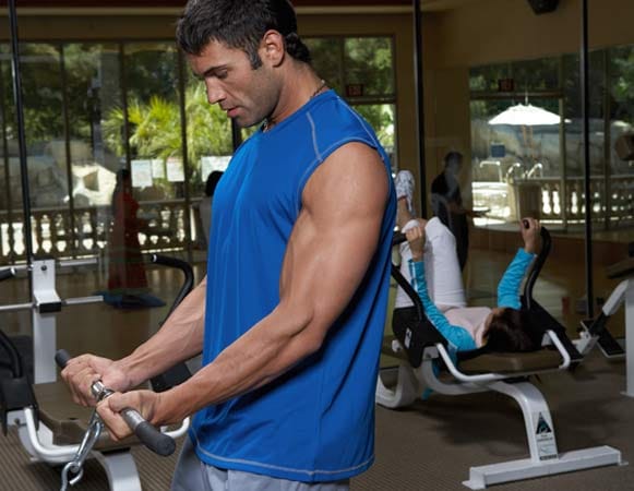 Welche konkreten Übungen Sie letztendlich in Ihr Workout integrieren, bleibt Ihnen selber überlassen. Achten Sie jedoch darauf, dass die Übungen gezielt auf nur einen Muskel wirken, Bizeps oder Trizeps.