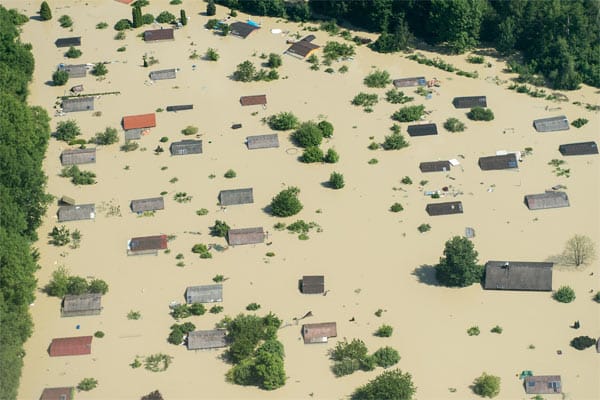 Nach zwei Dammbrüchen ragen die Dächer einiger Ortsteile und Gemeinden gerade noch so aus dem Wasser.