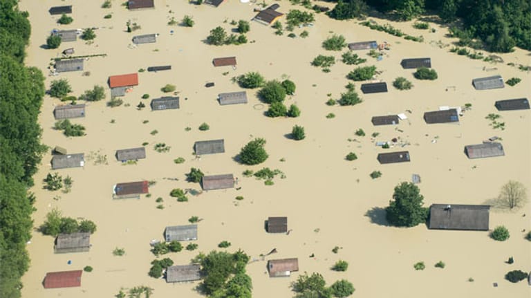 Nach zwei Dammbrüchen ragen die Dächer einiger Ortsteile und Gemeinden gerade noch so aus dem Wasser.