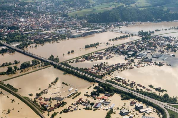 Nirgendwo in Deutschland scheint die Hochwasserlage dramatischer als in dem niederbayerischen Landkreis. Die Wassermassen von Isar und Donau haben die ganze Gegend überspült.