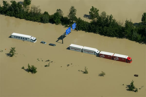 Wasserstraße: Anhand der Sattelzüge und der Schilder ist der Verlauf der Autobahn 3 nur noch zu erahnen.