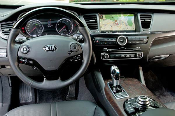 Cockpit im Kia K9: Der Wagen wartet mit einer Hightech-Ausstattung mit zahlreichen Sicherheitsdetails wie Head-Up-Display, Spurhalte- und Totwinkelassistent auf.