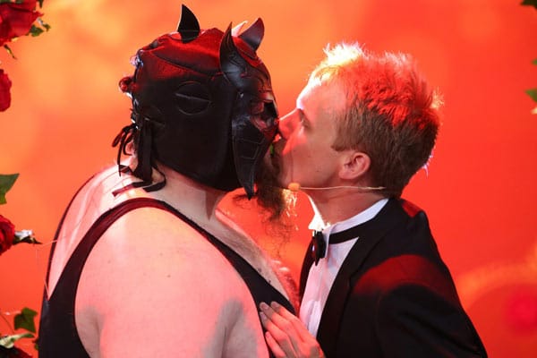 Alles für die Show: Oliver Pocher küsst einen Wrestler.