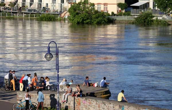Gleichzeitig bleibt das Hochwasser für viele Menschen faszinierend, so auch für Schaulustige an der Magdeburger Elbe. Szenen wie diese stoßen all jenen, die um ihr Hab und Gut fürchten oder es schon verloren haben, übel auf.