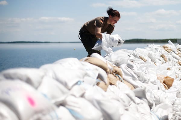 Sandsack um Sandsack wird aufgehäuft. Eine Massen-Evakuierung ist aus Sicht der Behörden trotzdem unausweichlich.