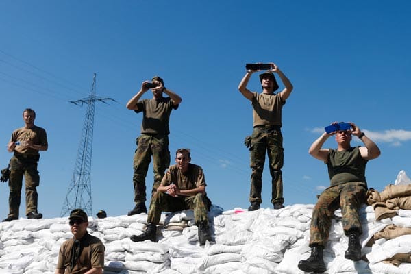 So ergibt sich für die Soldaten mit der Kanzlerin dann mal anderes Motiv - und eine Ablenkung.