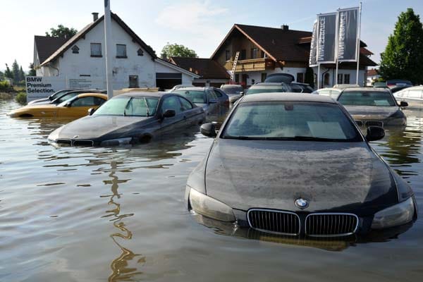 Bis zu den Dächern standen die Häuser im Wasser, Autos waren komplett überflutet. In den vergangenen Tagen ging das Hochwasser wieder zurück.