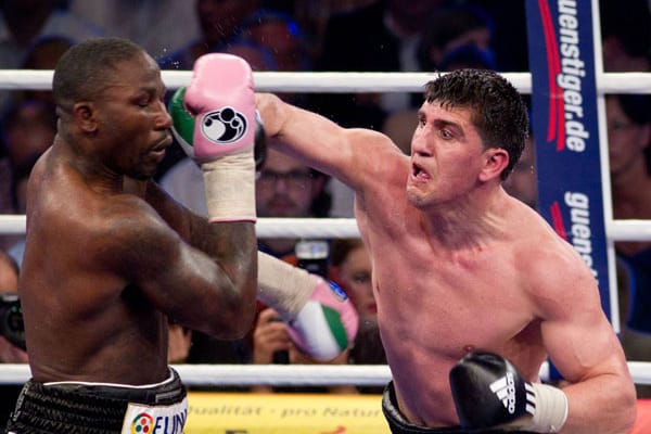 Ring frei zum dritten Kampf um die WBO-Krone im Cruisergewicht zwischen Weltmeister Marco Huck (re.) und Ola Afolabi.