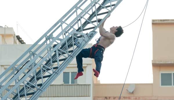 Sommer-Ausgabe von "Wetten, dass..?" vom 8. Juni 2013: Dieses Foto zeigt Wettkönig Andreas Hofer aus Österreich, der sich in 60 Sekunden nur mit den Händen an einer 20 Meter langen Feuerwehrleiter hoch hangelte,