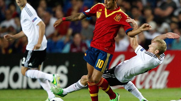 Spaniens Thiago Alcantara (li.) im Duell mit Deutschlands Sebastian Rode.