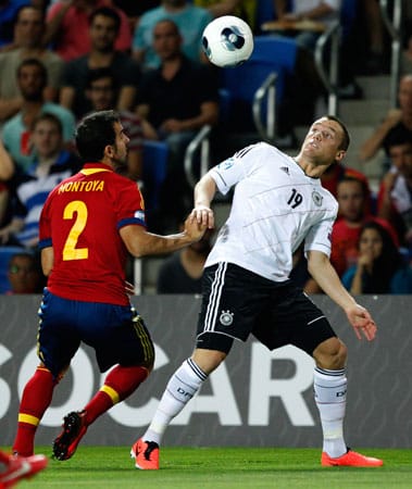 Christian Clemens (re.) kommt vor Spaniens Martin Montoya an den Ball.